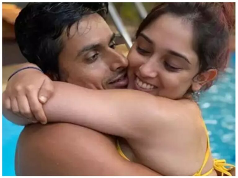 Bollywood : आईरा खान के बर्थडे पर बॉयफ्रेंड नूपुर हुए रोमांटिक, पूल के अंदर आईरा को भरा बाहों में