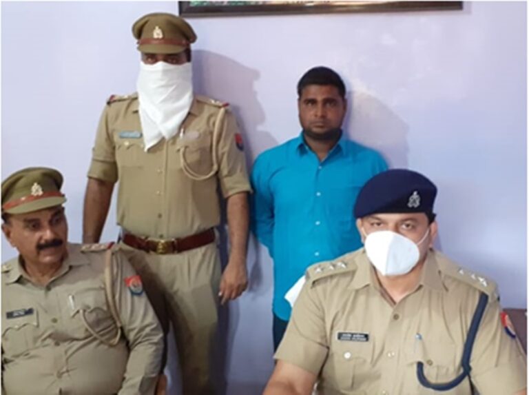 Kanpur News :  खतरनाक अपराधी को पुलिस ने कराए मंदिर में दर्शन, खाने पीने की व्यवस्था की, चार पुलिस कर्मी निलंबित