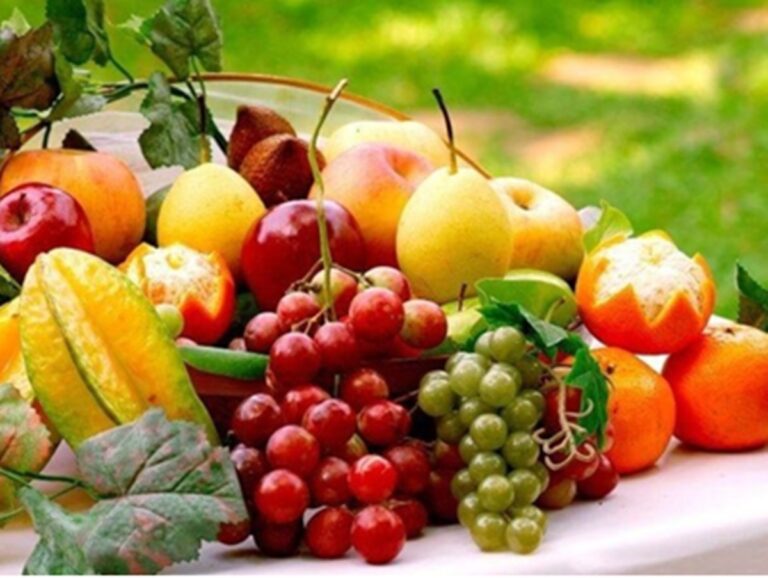 Fruits in Rainy Season : बरसात के मौसम में रहना है स्वस्थ और बीमारियों से दूर, इम्यूनिटी बढ़ाने के लिए खाएं ये 5 फल