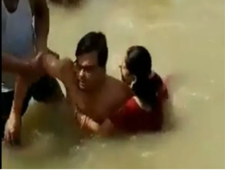 Viral Video : श्रीराम की नगरी अयोध्या में सरयू में नहाते समय बीवी को किस करना पड़ा महंगा, लोगों ने खूब पीटा