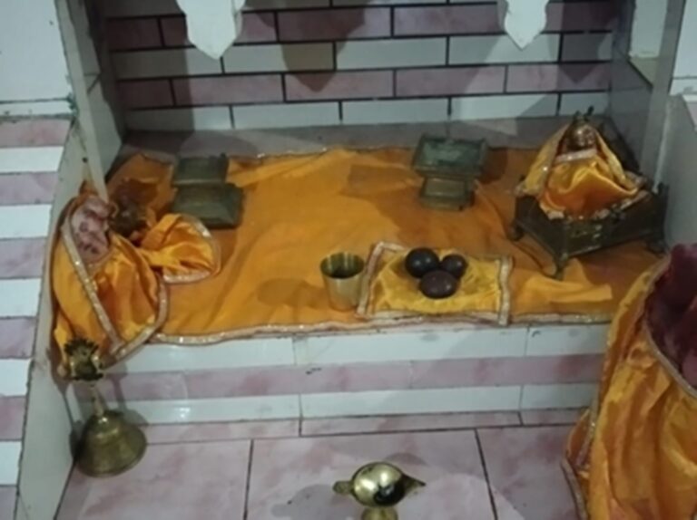 Uttarpradesh News : अपने ही गुरु की गद्दी हथियाना चाहता था शिष्य, इसलिए मंदिर में की चोरी, सामान के साथ आरोपी शिष्य गिरफ्तार