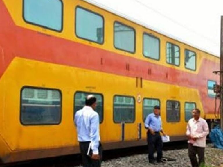 Uttarpradesh News : लखनऊ  से दिल्ली के बीच चलने वाली डबलडेकर ट्रेन, अब गोरखपुर तक चलाने की हो रही तैयारी