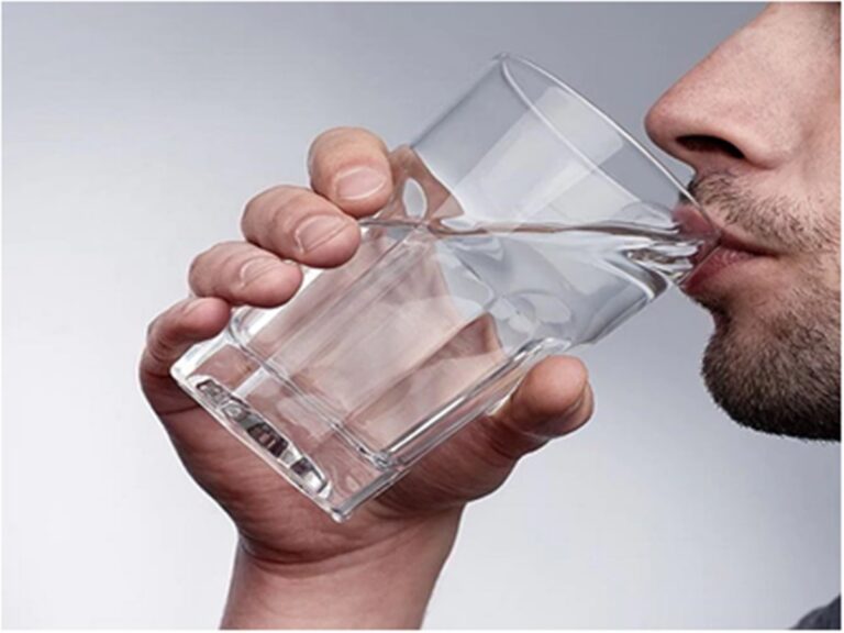 Water Side Effects : ज्यादा पानी पीना भी हो सकता है नुकसानदायक, हो सकती है ये प्रोब्लम्स