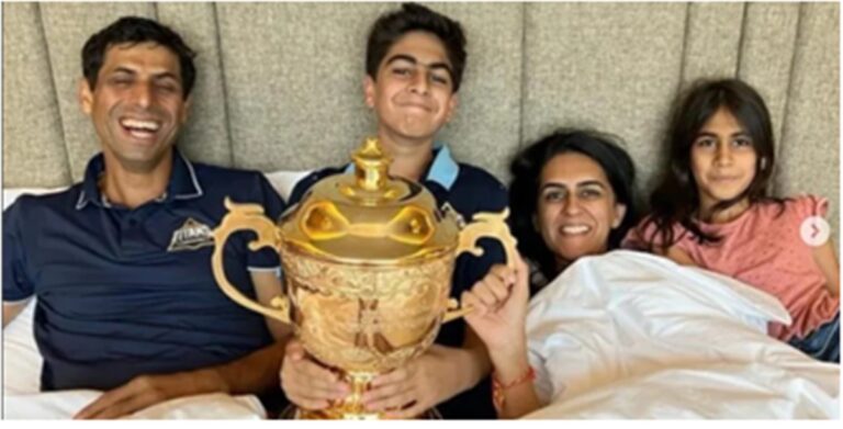 IPL 2022: गुजरात टाइटंस ने जीती आईपीएल 2022की ट्रॉफी, ट्रॉफी के साथ सोया कोच आशीष नेहरा का परिवार, आप भी देखिए तस्वीरें