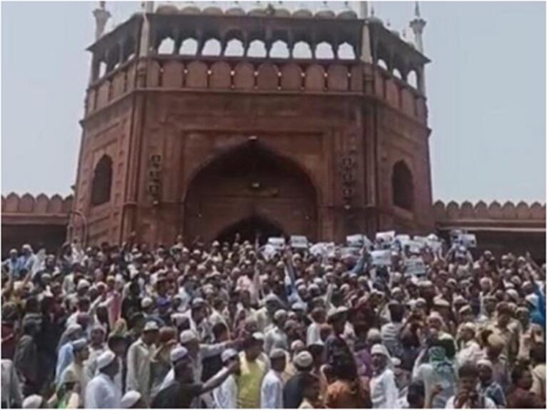 Nupur Sharma News : नूपुर शर्मा के बयान पर घमासान, जामा मस्जिद से प्रयागराज तक नमाज के बाद नारेबाजी और भयंकर प्रदर्शन