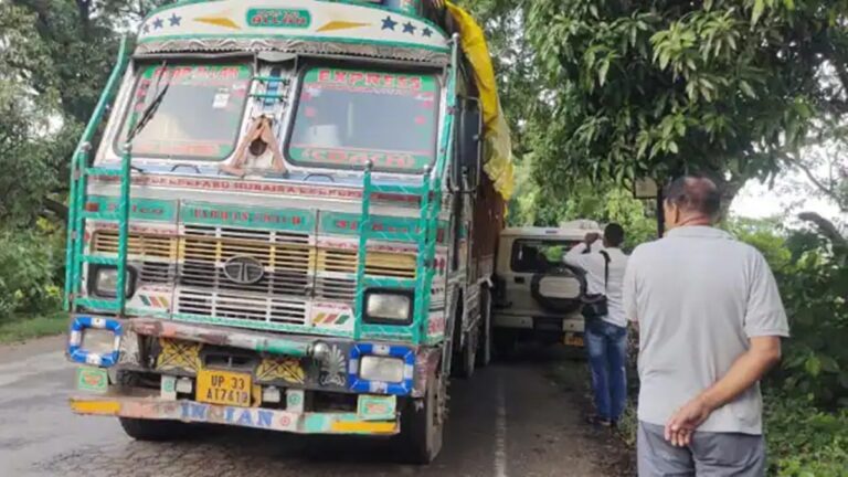 Lucknow: गाड़ियों की चेकिंग कर रहे RTO सिपाही और संविदा ड्राइवर पर चढ़ाया ट्रक, दोनों की हुई मौके पर मौत