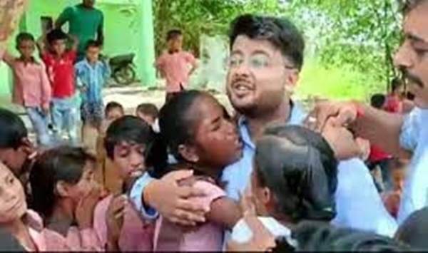 Uttarpradesh: टीचर का हुआ ट्रांसफर तो रोने लगे बच्चे, टीचर के प्रति बच्चों का प्यार देख हर कोई हैरान