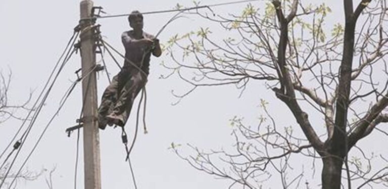 Uttarpradesh: उत्तरप्रदेश में हुआ अजीब कारनामा, ट्रैफिक पुलिस ने काटा लाइनमैन का चालान तो काट दी थाने की लाइट