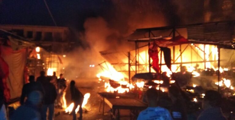 Hamirpur: हमीरपुर की सब्जी मंडी में चार दुकानों ने पकड़ी आग, लाखों रूपये का सामान जलकर हुआ स्वाहा