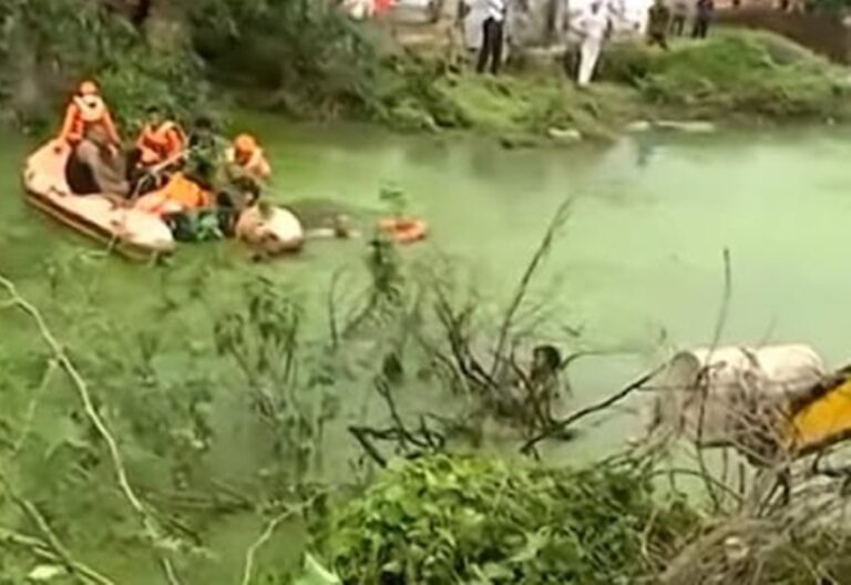 Lucknow: हुआ बड़ा हादसा,ट्रैक्टर ट्रॉली तालाब में गिरने से हुई 10 लोगों की मौत, 37 घायल
