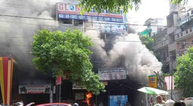 Kanpur: मारुति के सर्विस सेंटर में लगी आग, तीसरी मंजिल पर चल रही कोचिंग सेंटर तक पहुंची आग और धुआं,14 बच्चों को बचाया…