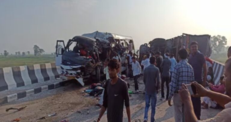 Road accident: लखीमपुर खीरी में भयानक सड़क हादसा। डीसीएम और बस में बड़ी टक्कर घटनास्थल पर 10 की मौत 39 धायल।