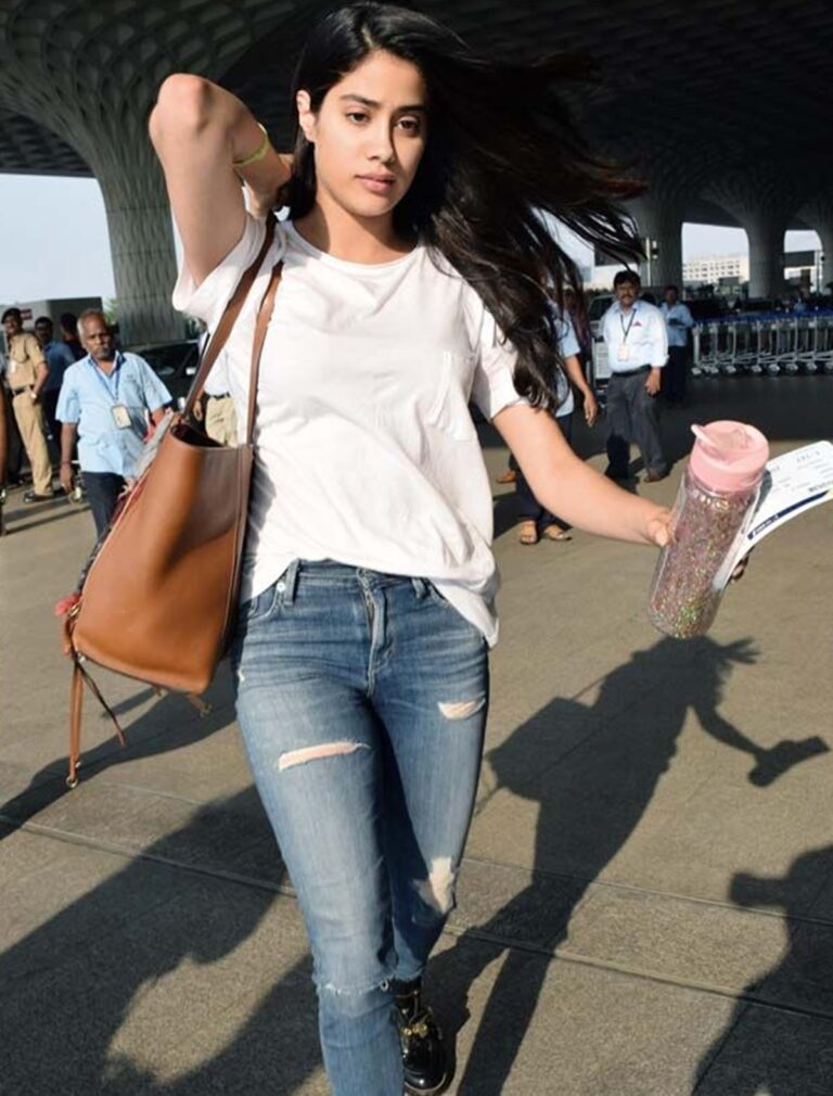 Janhvi Kapoor: जान्हवी का एयरपोर्ट लुक हुआ वायरलज़ व्हाइट शर्ट में लग रही बला की खूबसूरत