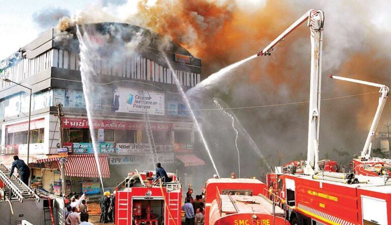 Noida: नोएडा की एक बिल्डिंग में अचानक लगी आग, रेस्क्यू टीम ने 8 लोगों को बचाया
